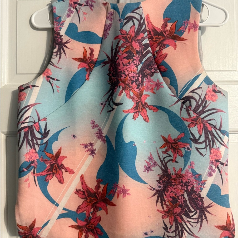 Helly Hansen women’s unique naito print water resistant sleeveless top size med